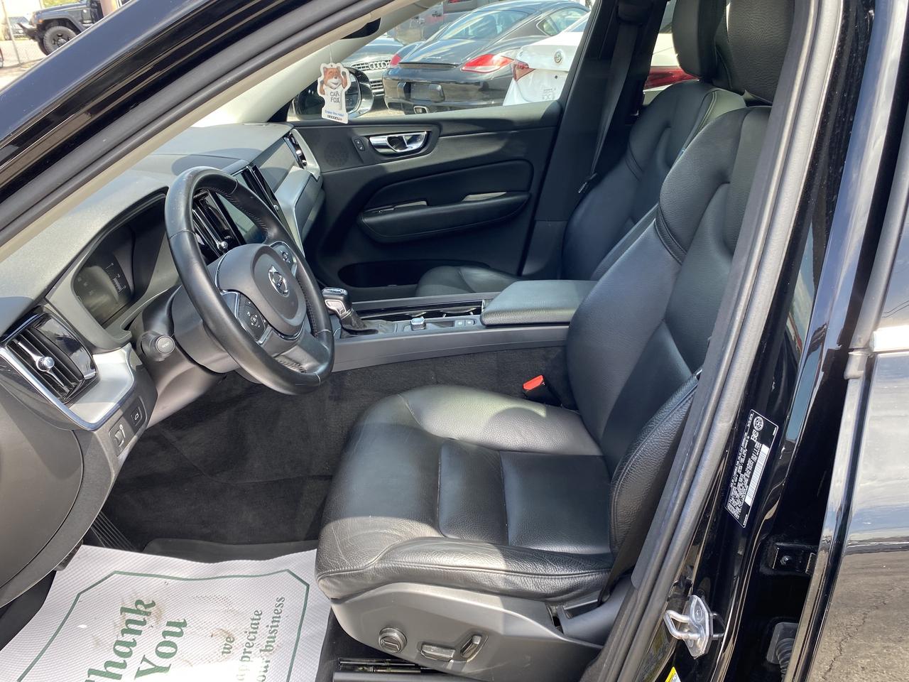 2020 Volvo XC60 T6 AWD Momentum Photo