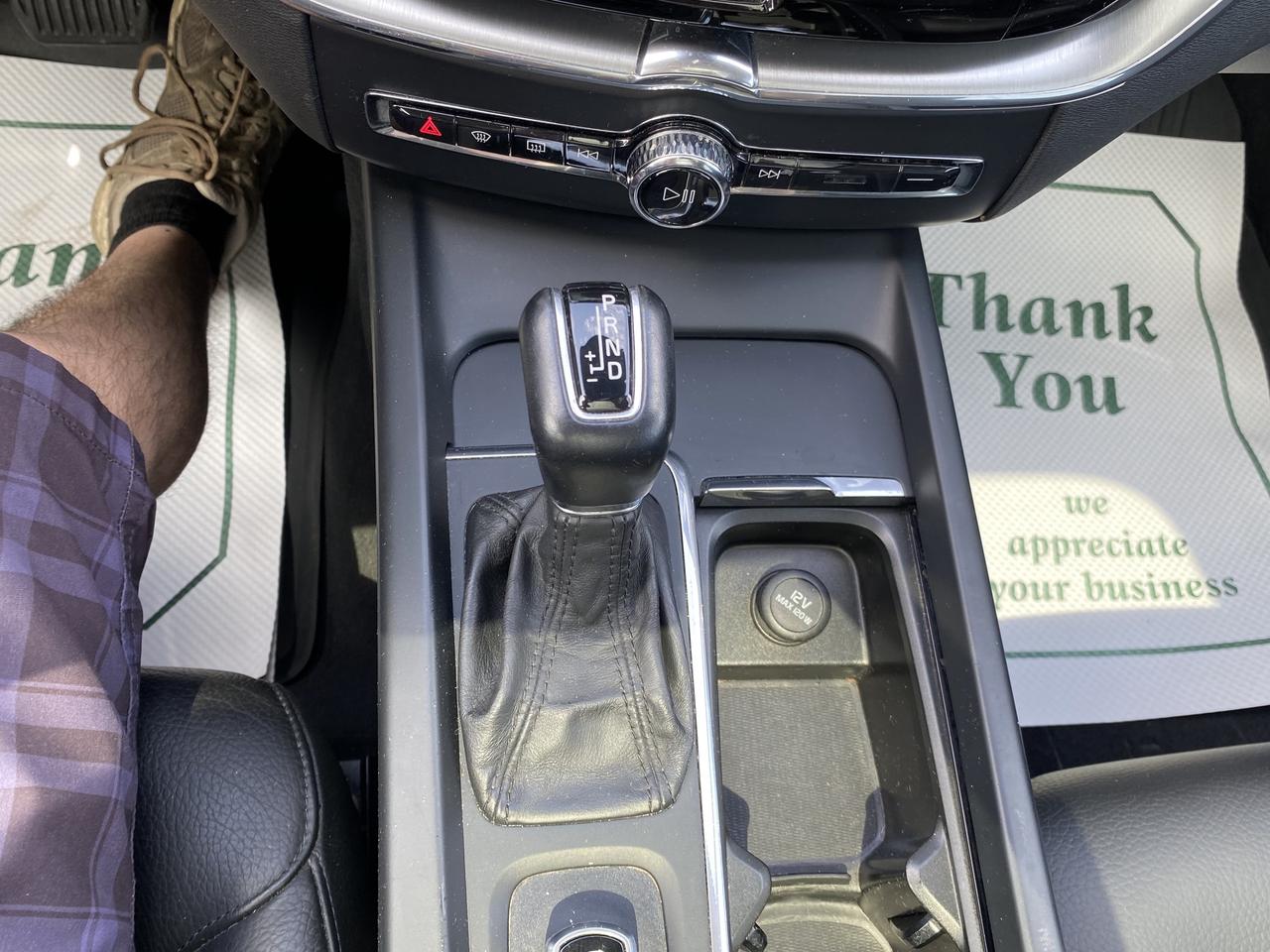 2020 Volvo XC60 T6 AWD Momentum Photo