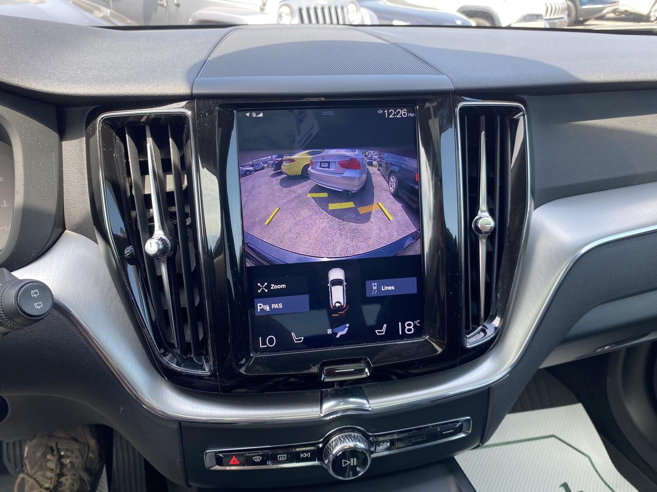 2020 Volvo XC60 T6 AWD Momentum Photo