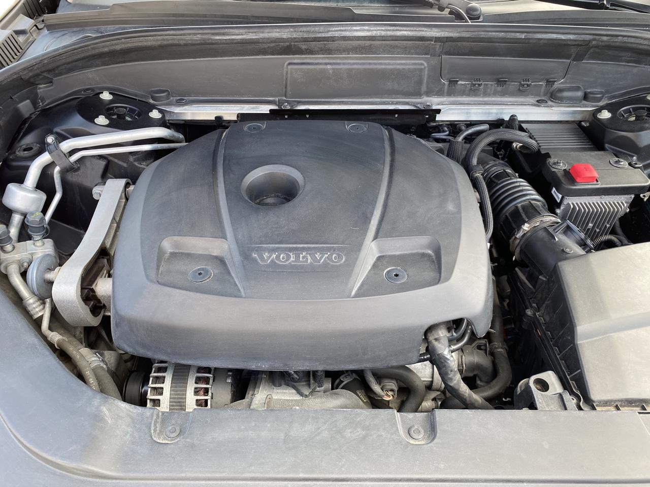 2020 Volvo XC60 T6 AWD Momentum Photo