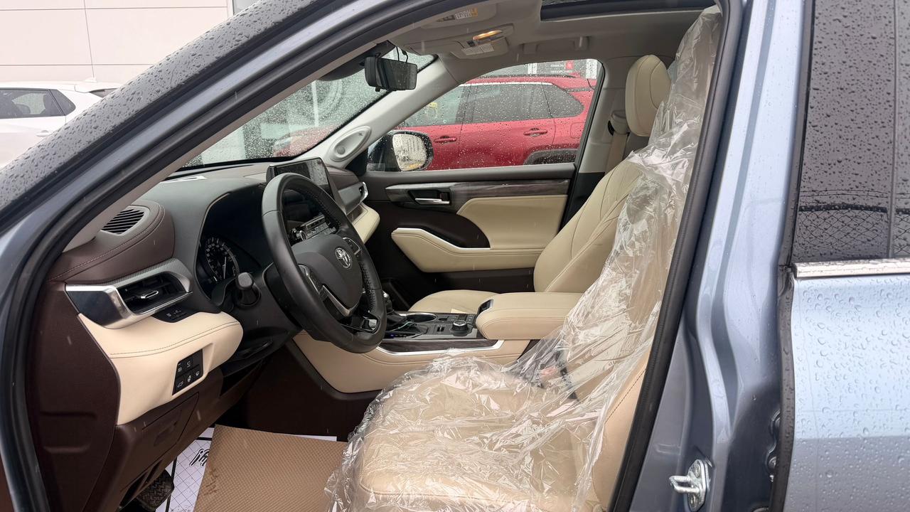2021 Toyota Highlander Platinum Photo4