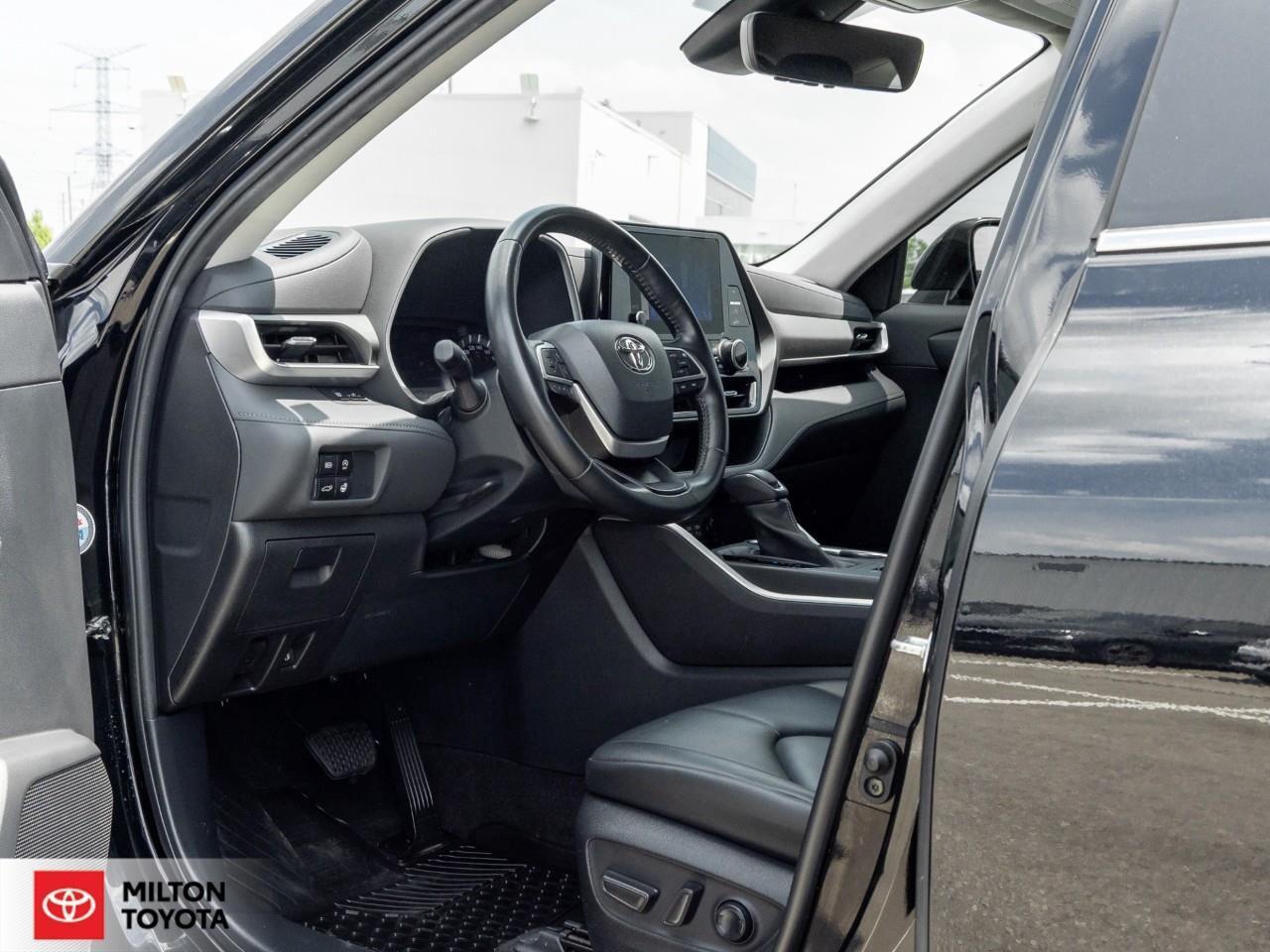 2023 Toyota Highlander LEATHER SUNROOF BLIND SPOT 8 PASSENGER ONE OWNER X Photo