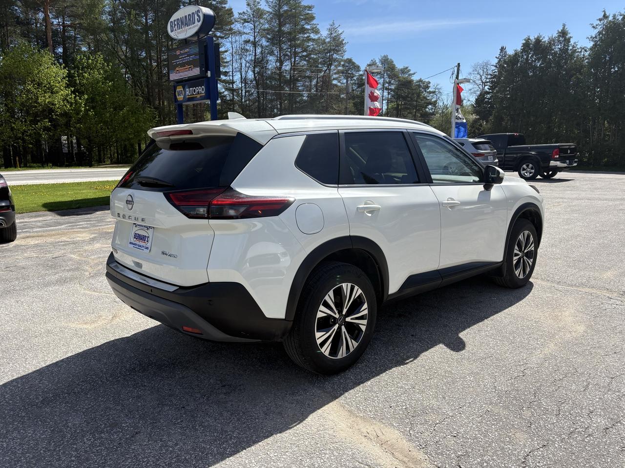 2023 Nissan Rogue SV MOONROOF Photo