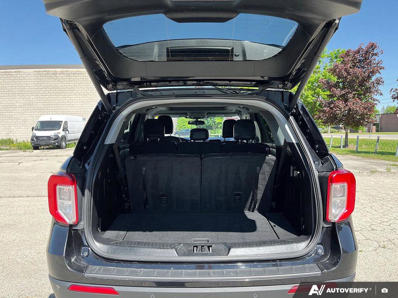 2022 Ford Explorer XLT | Sunroof | Heated Seats & Steering Wheel | Blind-Spot | Adaptive Cruise | Pre-Collision Braking Photo