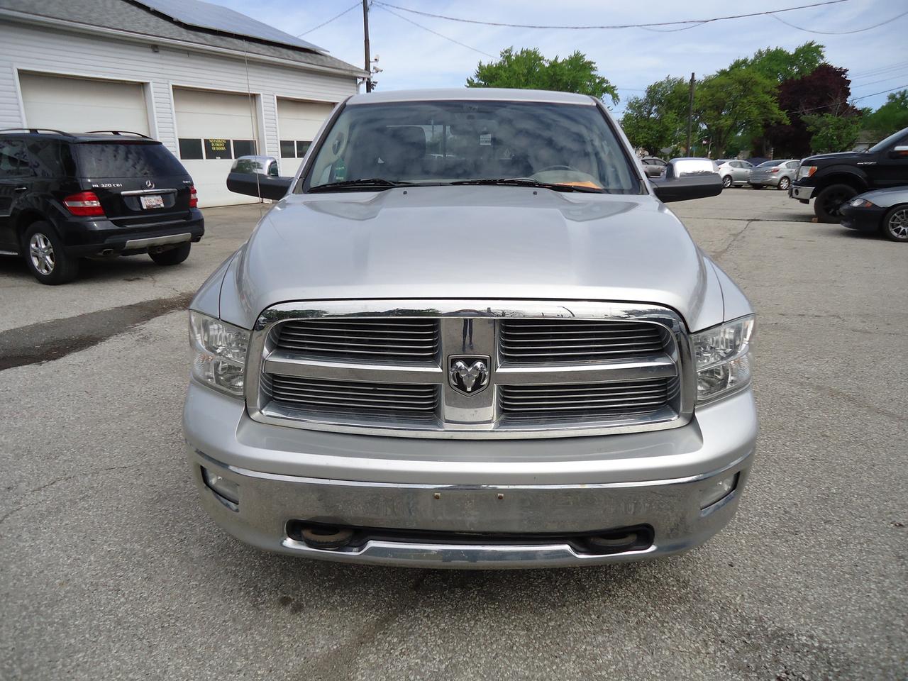 2011 RAM 1500 4WD CREW CAB 140.5" BIG HORN Photo2