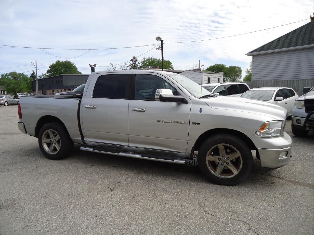 2011 RAM 1500 4WD CREW CAB 140.5" BIG HORN Photo1