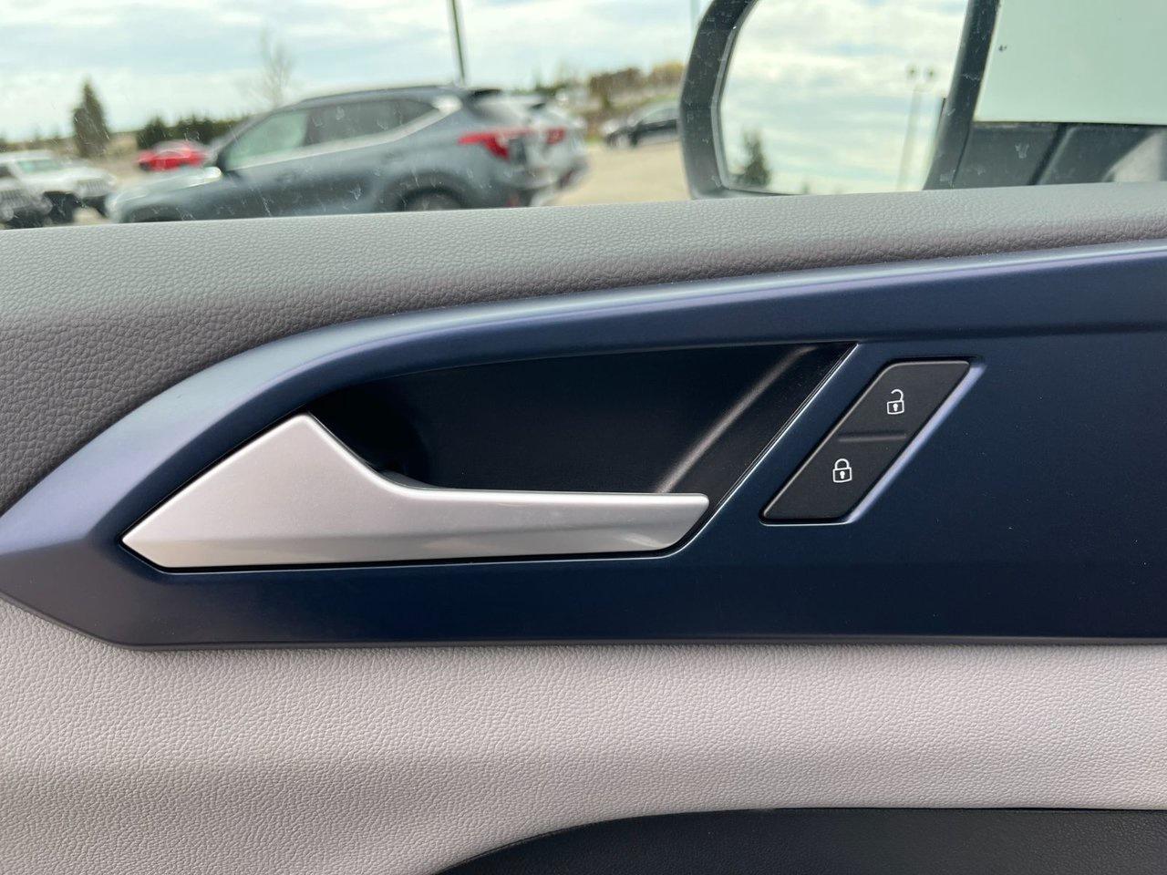 2023 Volkswagen Taos Comfortline 4Motion Photo