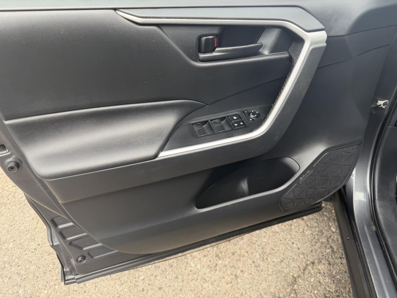 2019 Toyota RAV4 LE | CLEAN CARFAX Photo