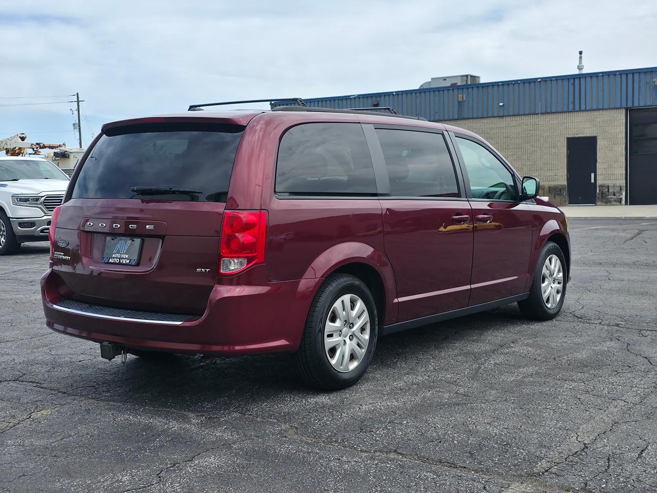 2017 Dodge Grand Caravan SXT *LOW MILAGE & GREAT SERVICE RECORDS* Photo4