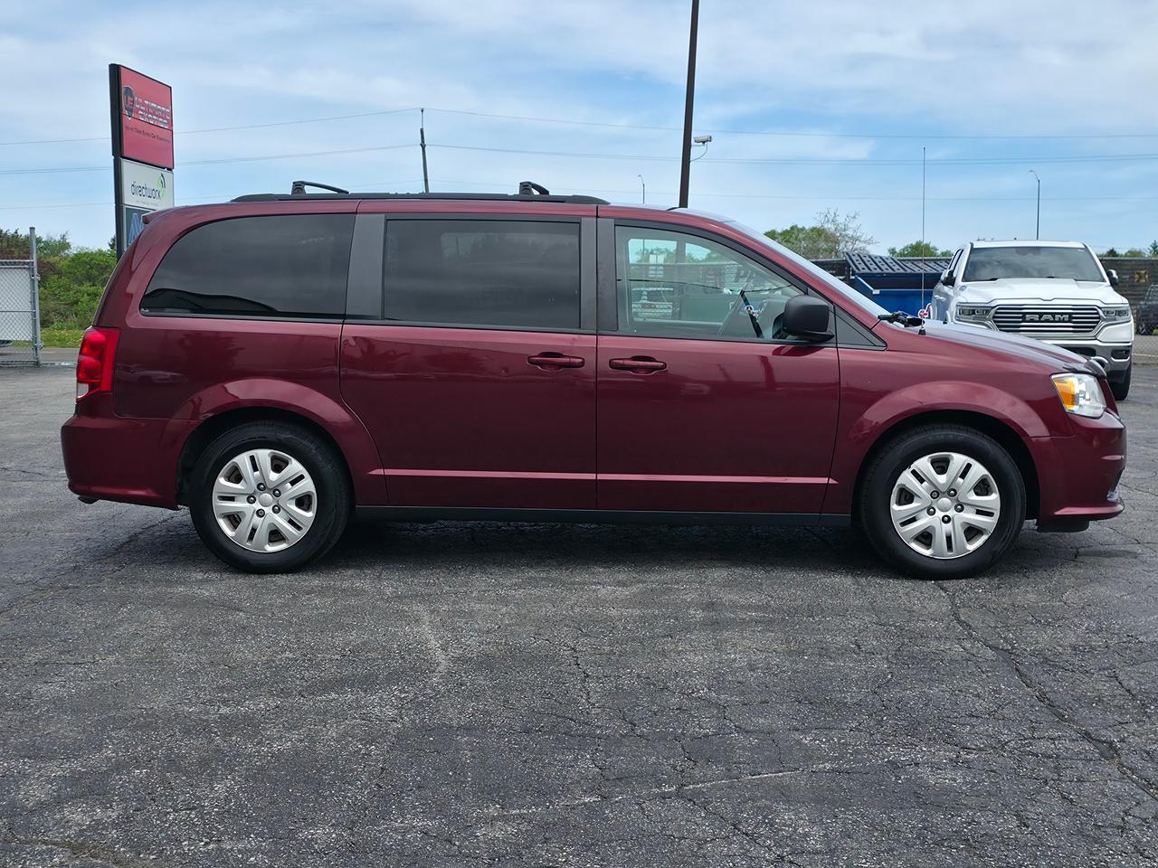 2017 Dodge Grand Caravan SXT *LOW MILAGE & GREAT SERVICE RECORDS* Photo3