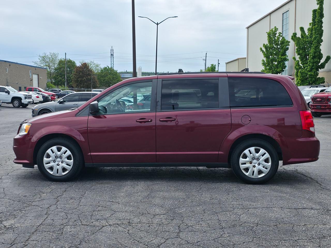 2017 Dodge Grand Caravan SXT *LOW MILAGE & GREAT SERVICE RECORDS* Photo