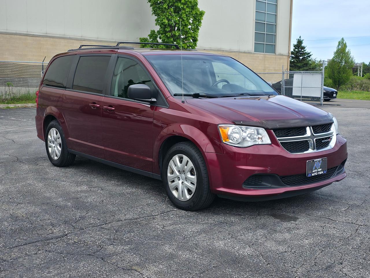 2017 Dodge Grand Caravan SXT *LOW MILAGE & GREAT SERVICE RECORDS* Photo2