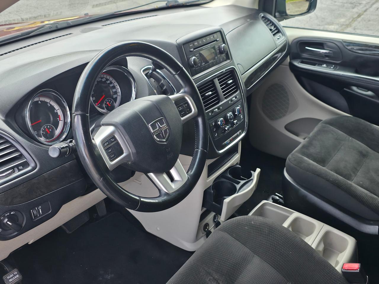 2017 Dodge Grand Caravan SXT *LOW MILAGE & GREAT SERVICE RECORDS* Photo