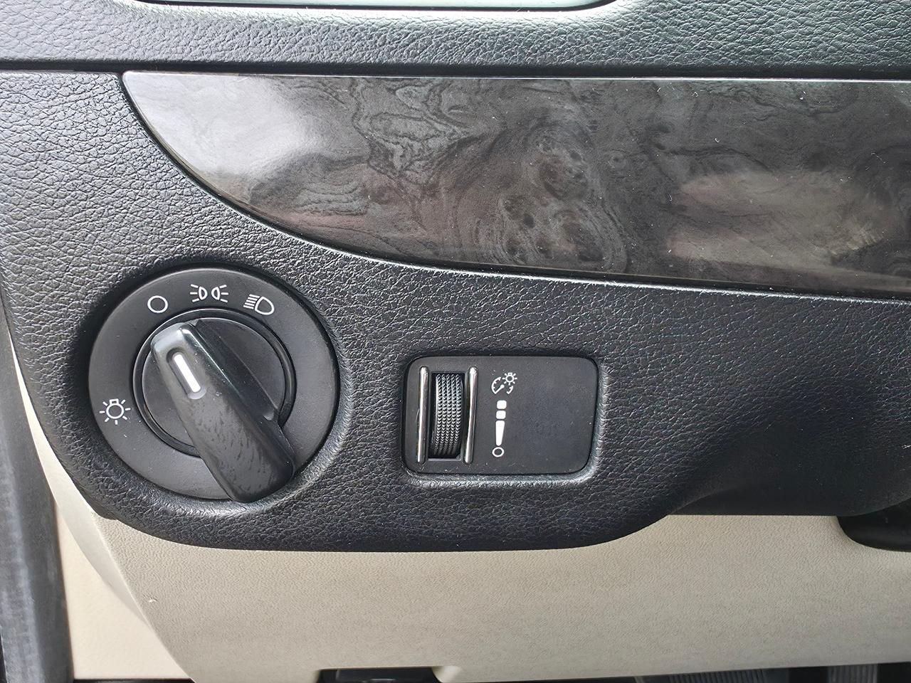 2017 Dodge Grand Caravan SXT *LOW MILAGE & GREAT SERVICE RECORDS* Photo