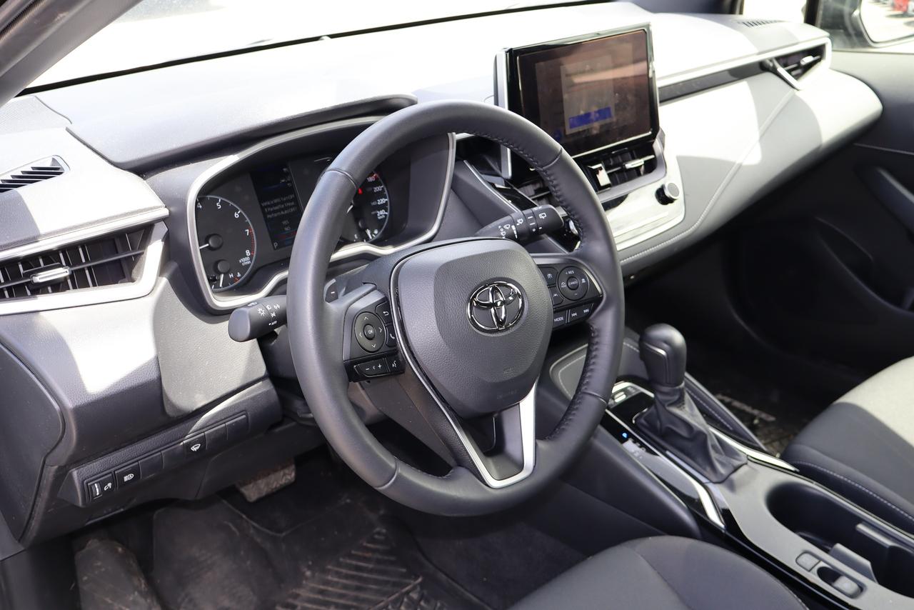 2025 Toyota Corolla SE Hatchback Photo
