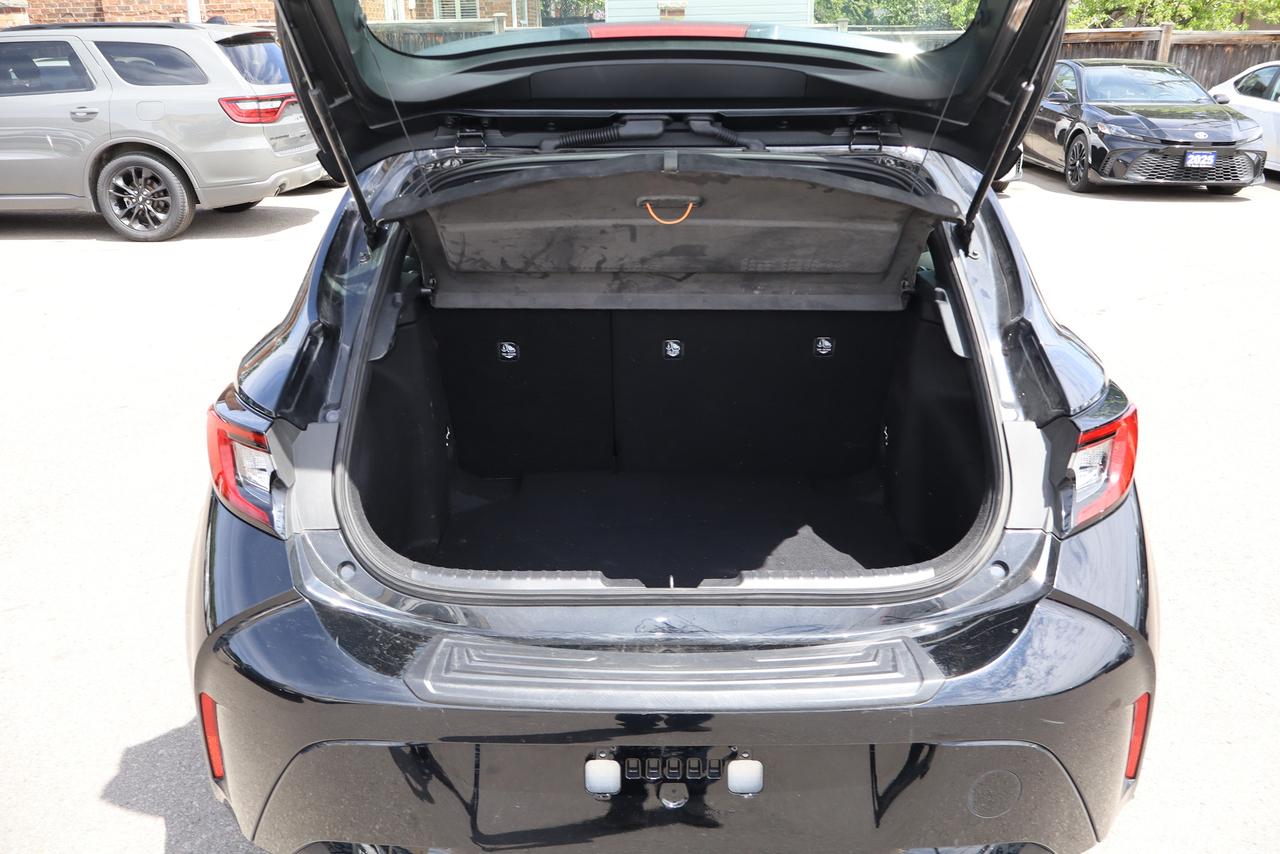 2025 Toyota Corolla SE Hatchback Photo