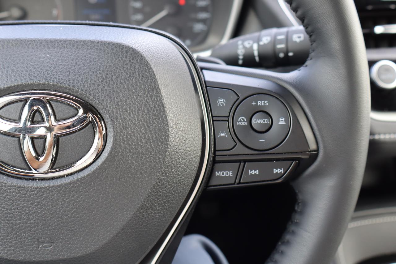 2025 Toyota Corolla SE Hatchback Photo