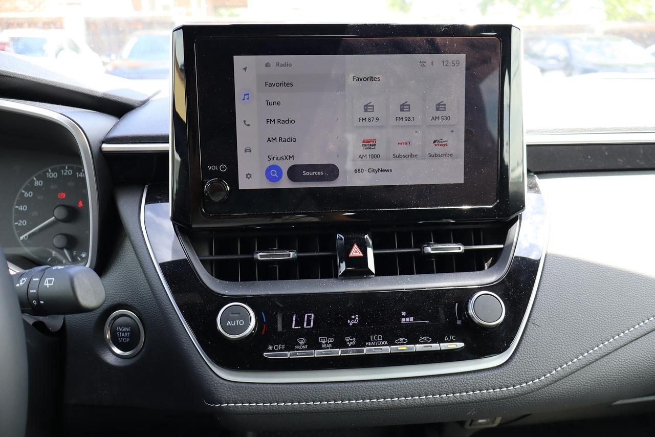 2025 Toyota Corolla SE Hatchback Photo