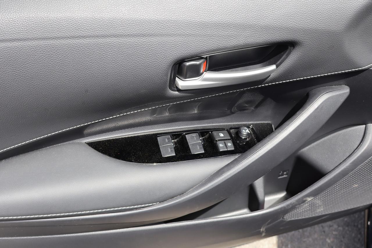 2025 Toyota Corolla SE Hatchback Photo