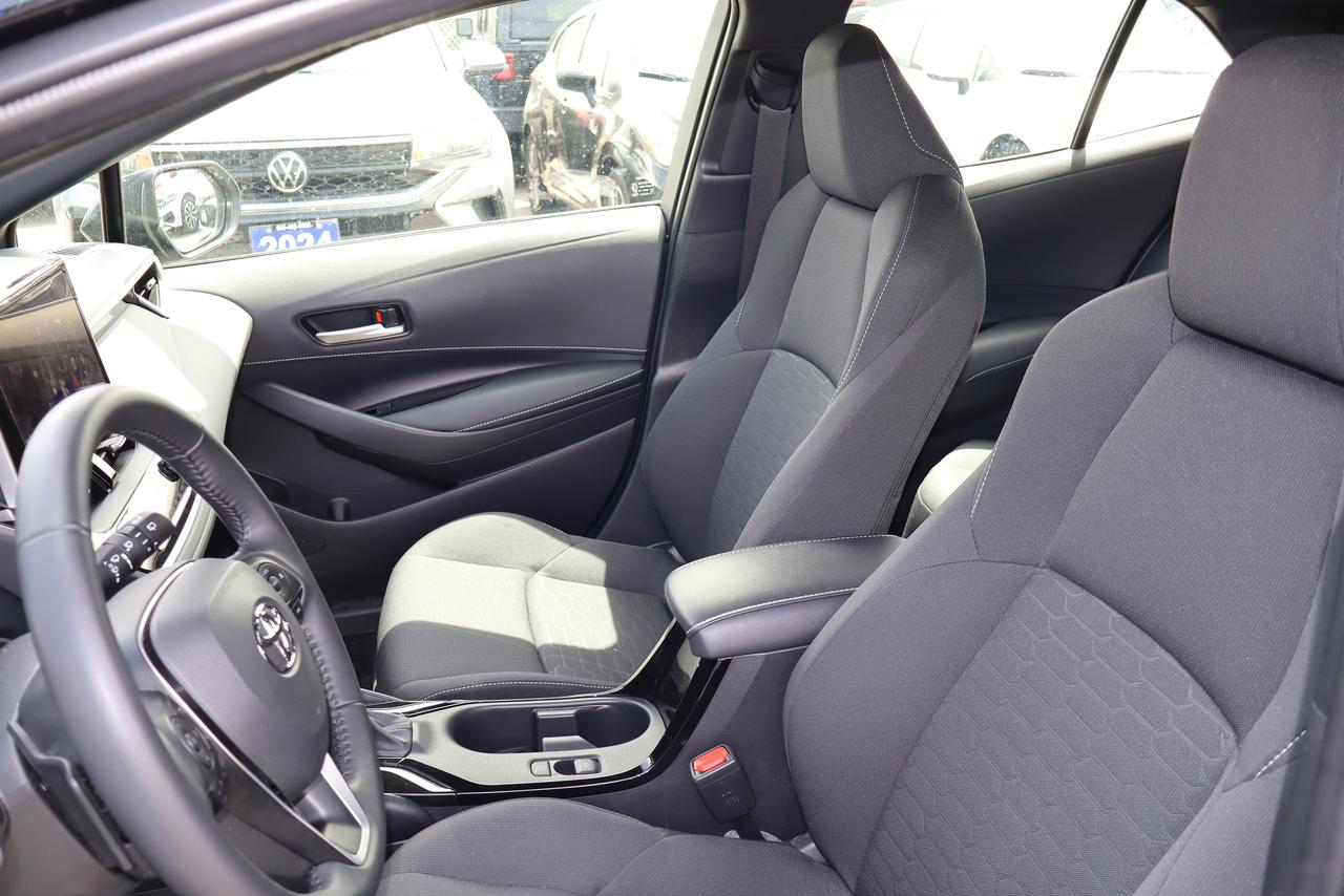 2025 Toyota Corolla SE Hatchback Photo
