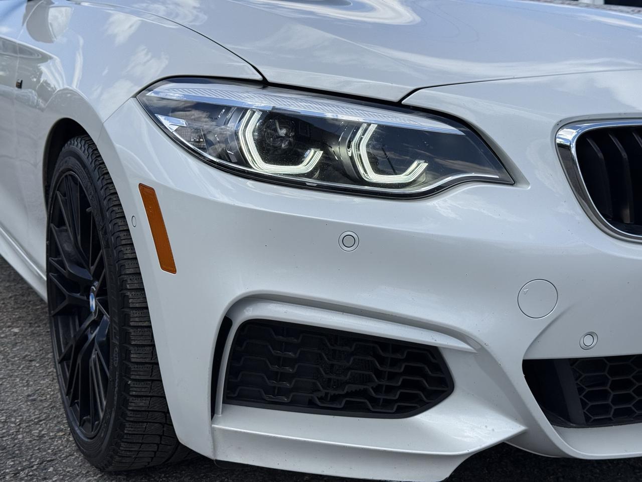 2018 BMW 2 Series 230i Coupe NAVI // REVERSE CAMERA // LEATHER! Photo
