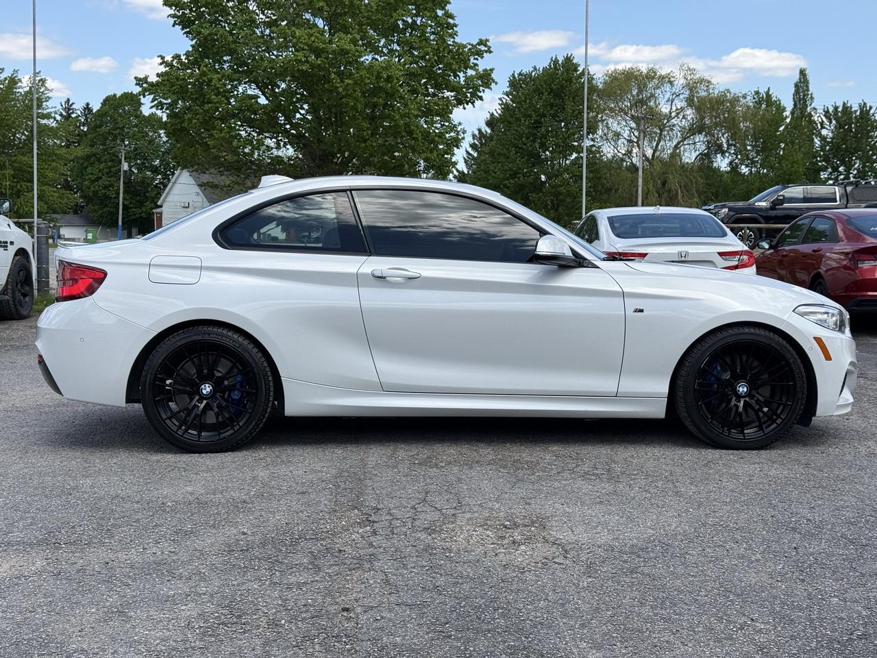 2018 BMW 2 Series 230i Coupe NAVI // REVERSE CAMERA // LEATHER! Photo