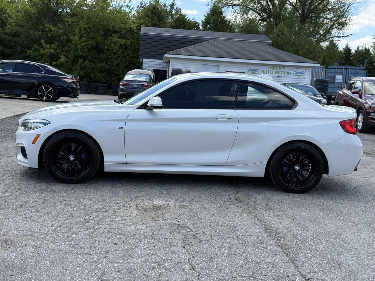 2018 BMW 2 Series 230i Coupe NAVI // REVERSE CAMERA // LEATHER! Photo