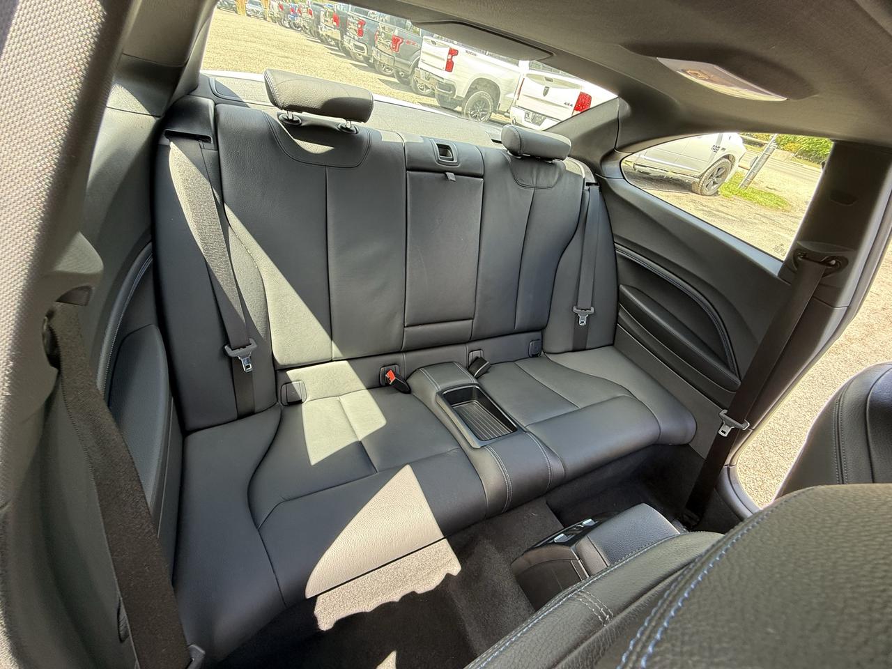 2018 BMW 2 Series 230i Coupe NAVI // REVERSE CAMERA // LEATHER! Photo