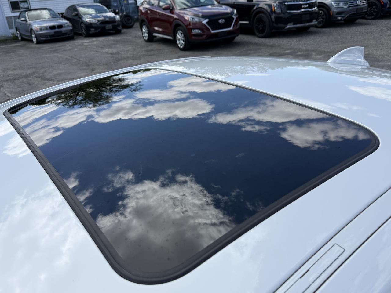 2018 BMW 2 Series 230i Coupe NAVI // REVERSE CAMERA // LEATHER! Photo