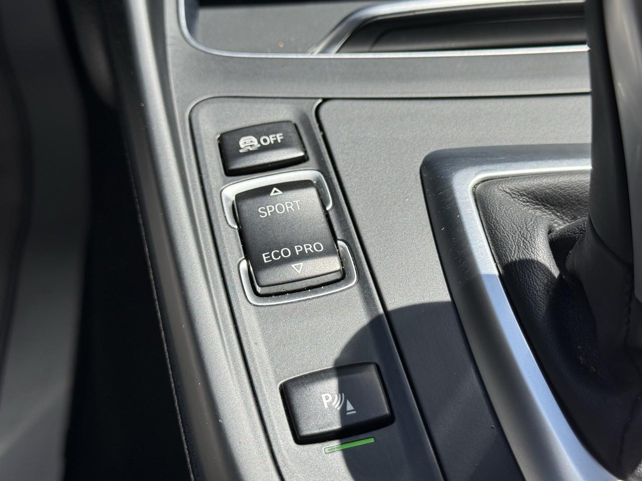2018 BMW 2 Series 230i Coupe NAVI // REVERSE CAMERA // LEATHER! Photo