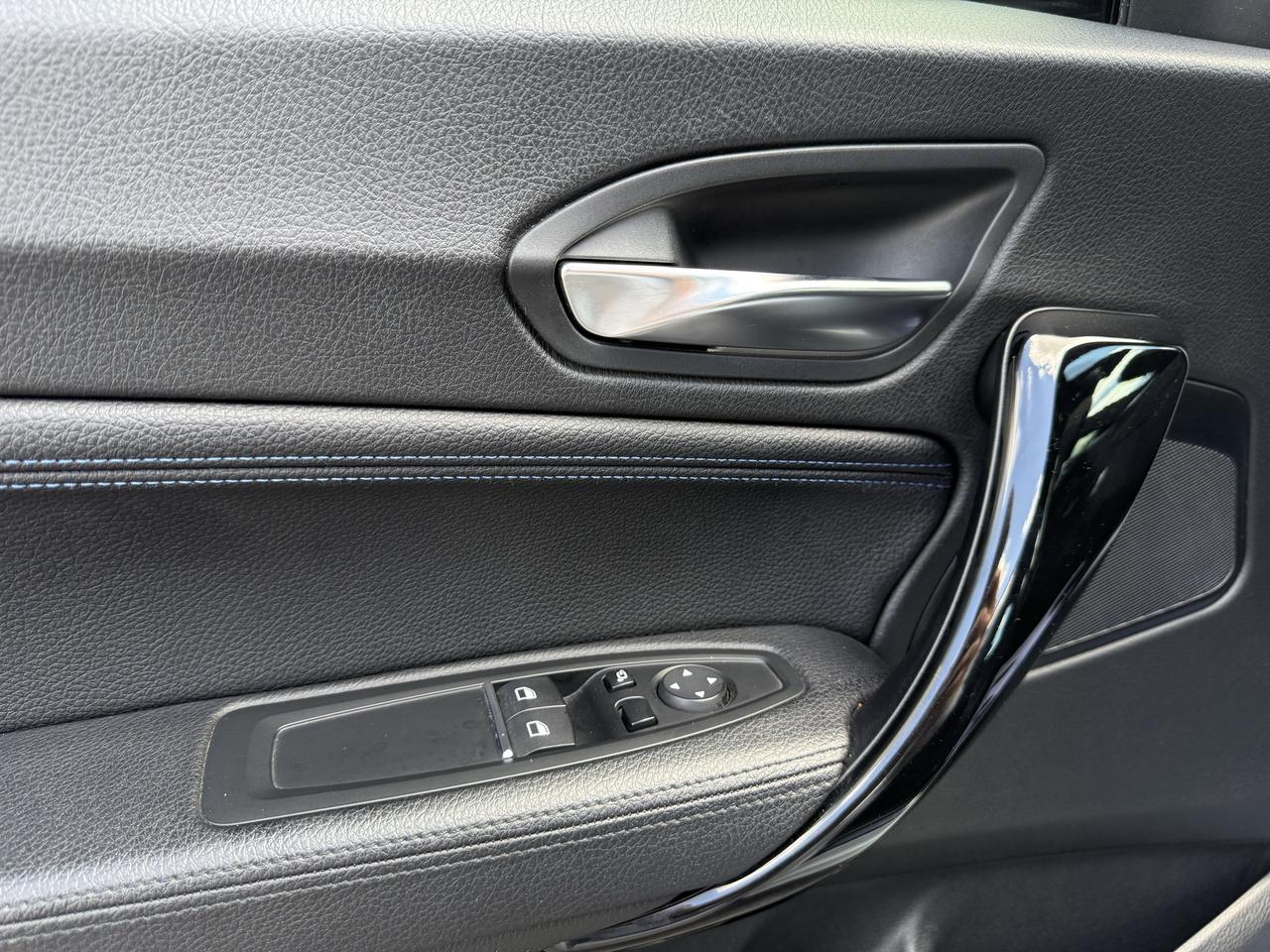 2018 BMW 2 Series 230i Coupe NAVI // REVERSE CAMERA // LEATHER! Photo