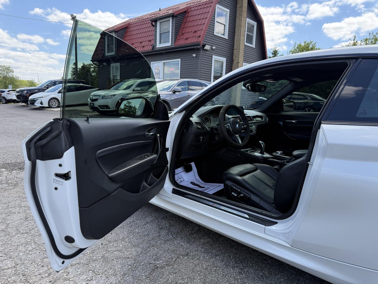 2018 BMW 2 Series 230i Coupe NAVI // REVERSE CAMERA // LEATHER! Photo