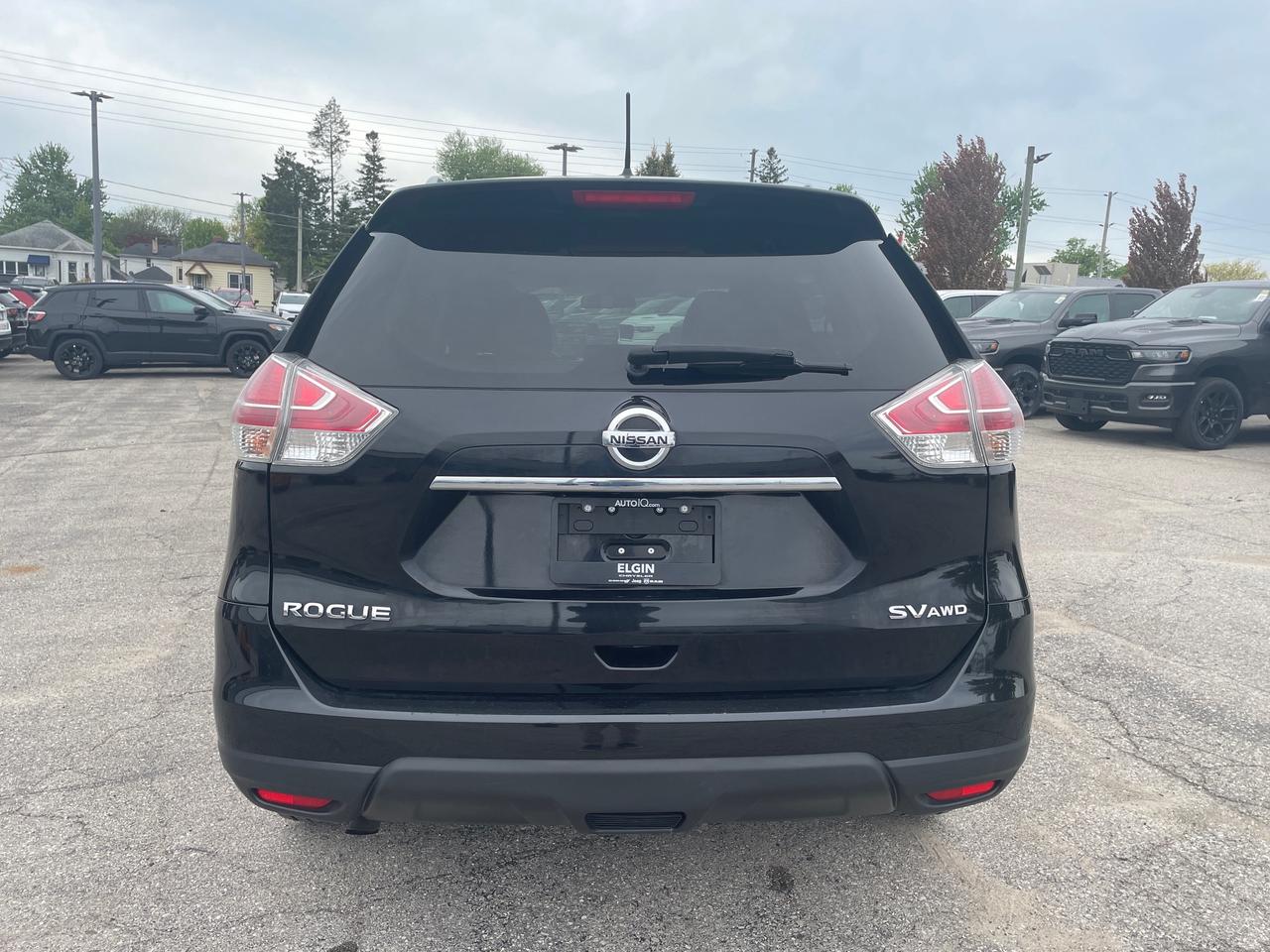 2016 Nissan Rogue SV Photo3
