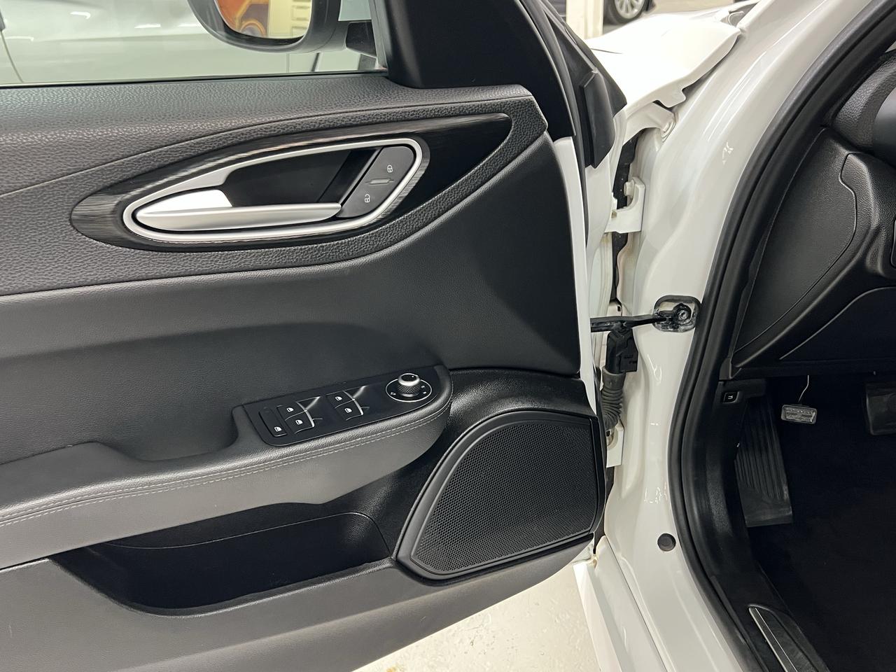 2017 Alfa Romeo Giulia 4dr Sdn AWD Photo