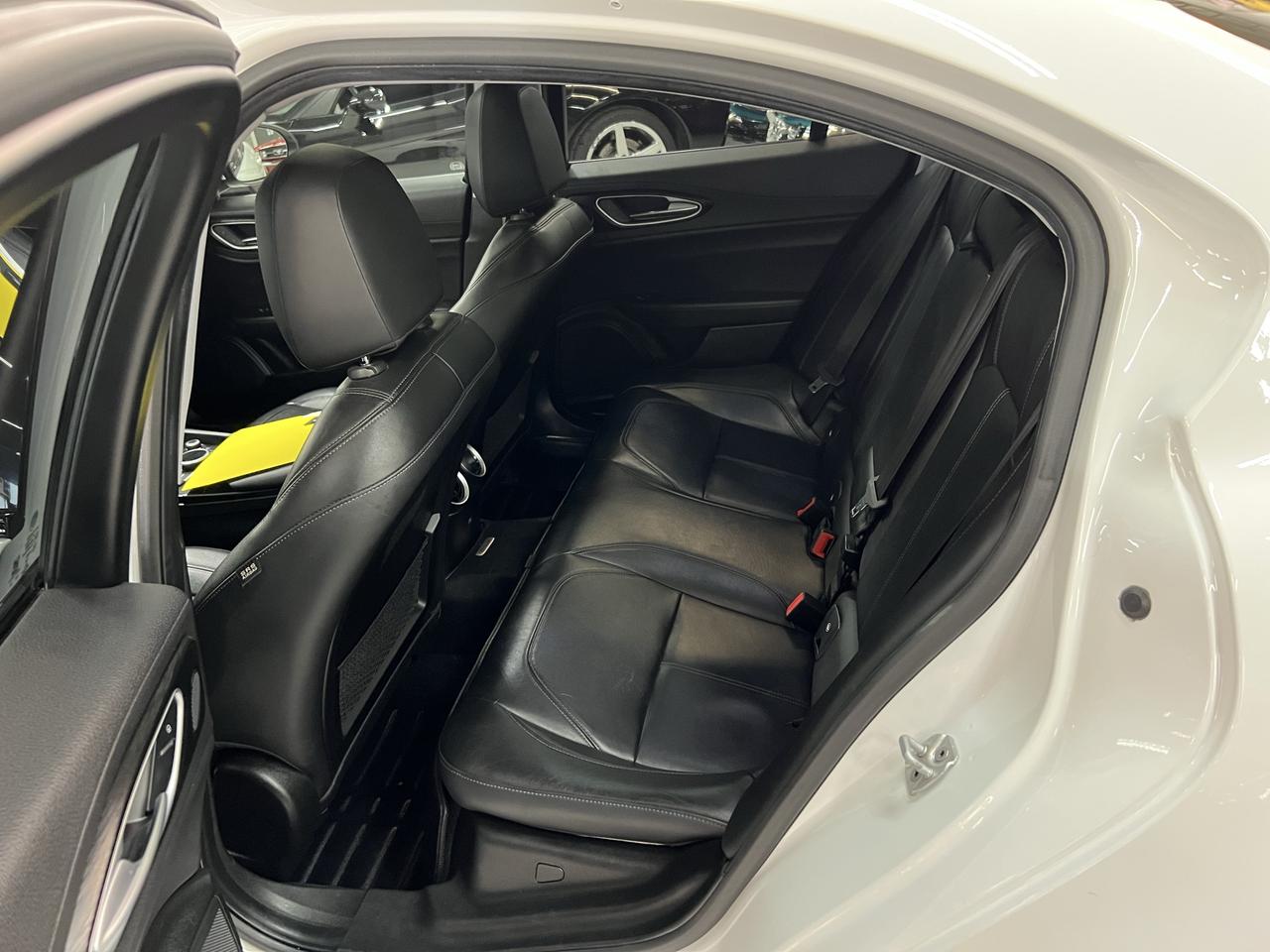 2017 Alfa Romeo Giulia 4dr Sdn AWD Photo