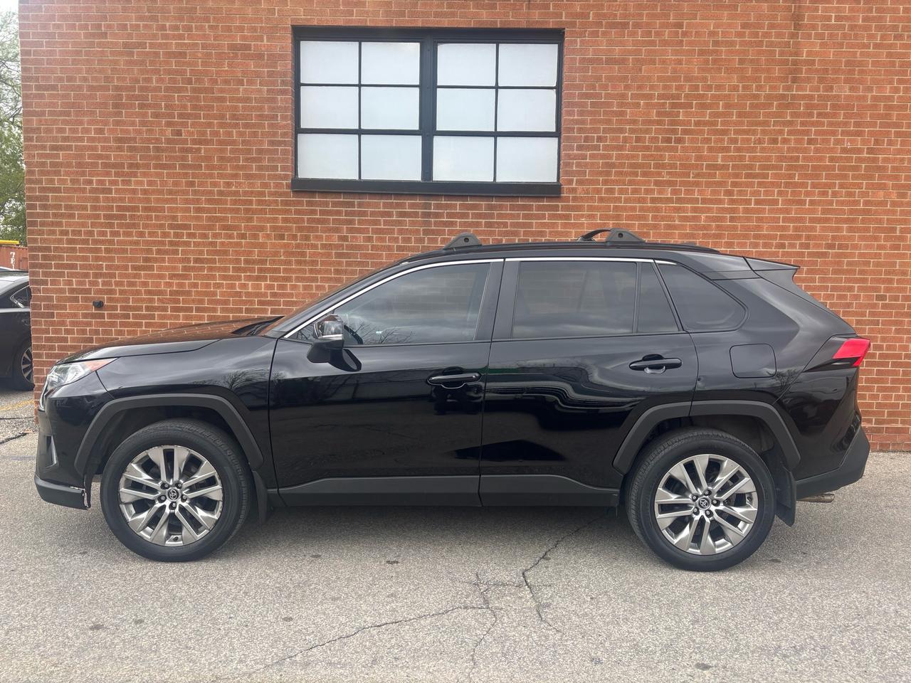 2021 Toyota RAV4 XLE AWD Photo2