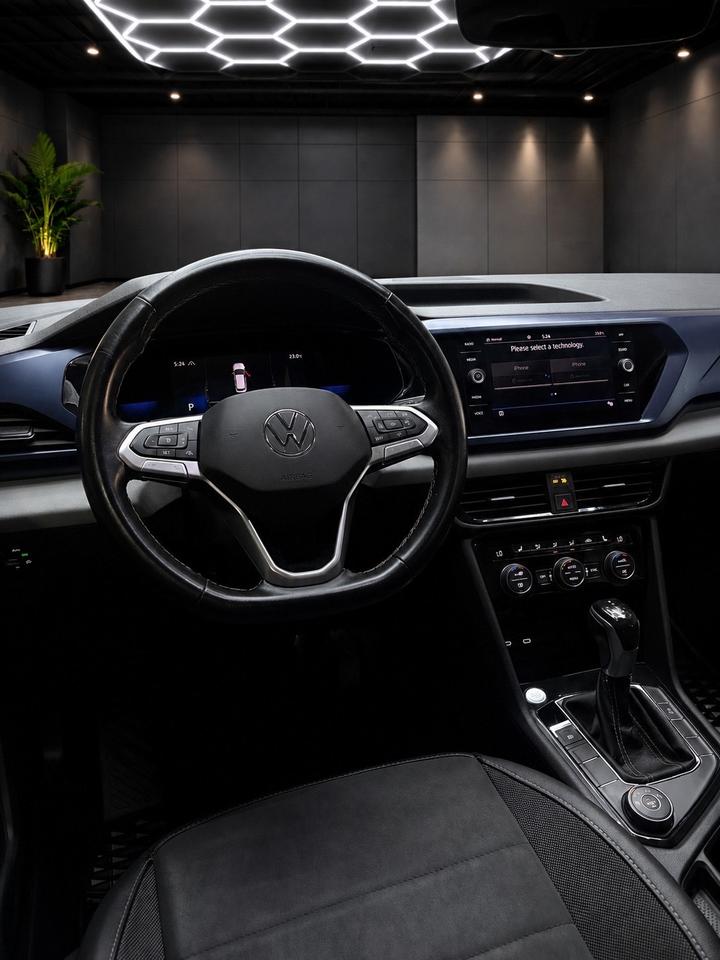 2023 Volkswagen Taos Highline 4MOTION Photo