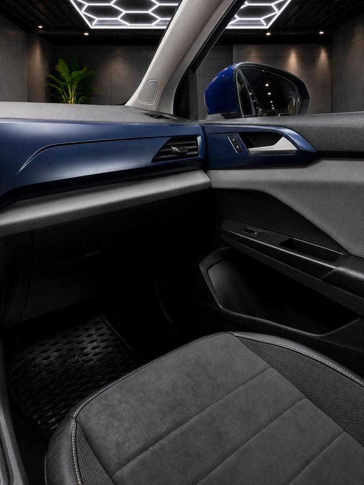 2023 Volkswagen Taos Highline 4MOTION Photo