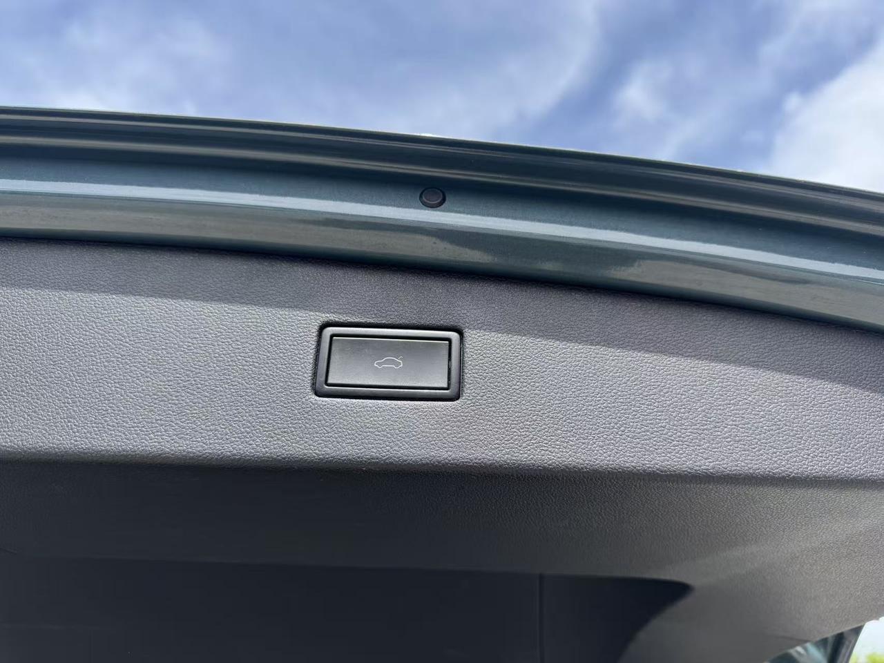2020 Volkswagen Tiguan IQ Drive 4MOTION Photo