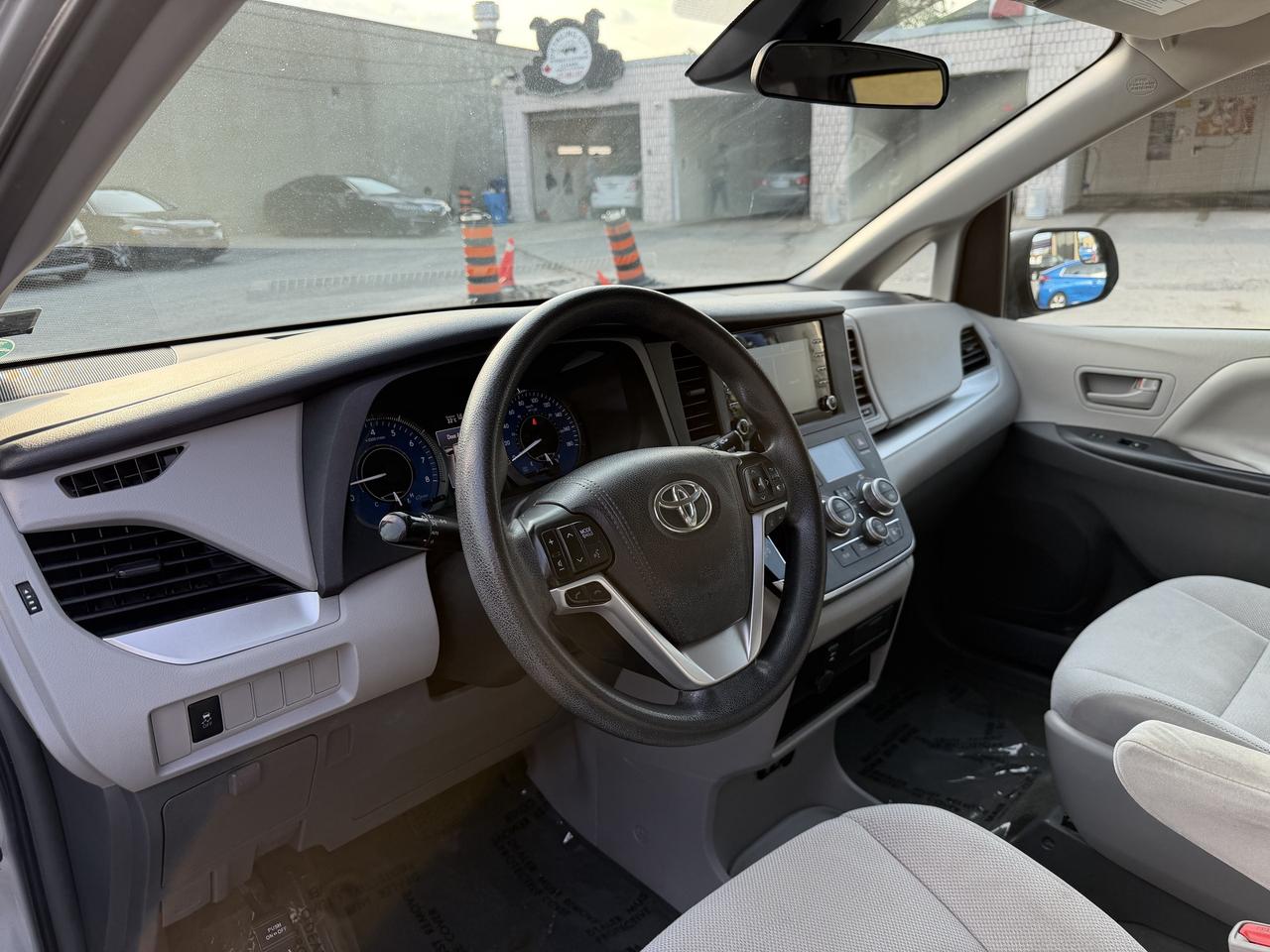 2018 Toyota Sienna 7-Passenger FWD Photo