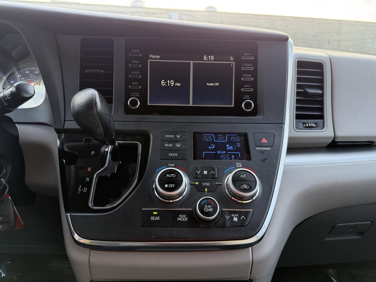2018 Toyota Sienna 7-Passenger FWD Photo
