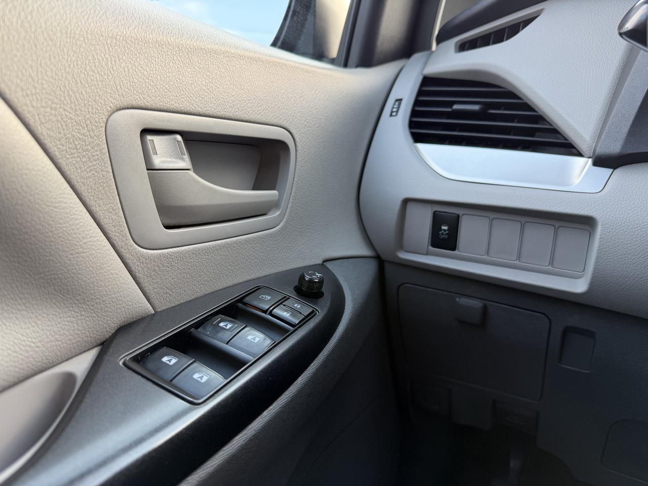 2018 Toyota Sienna 7-Passenger FWD Photo