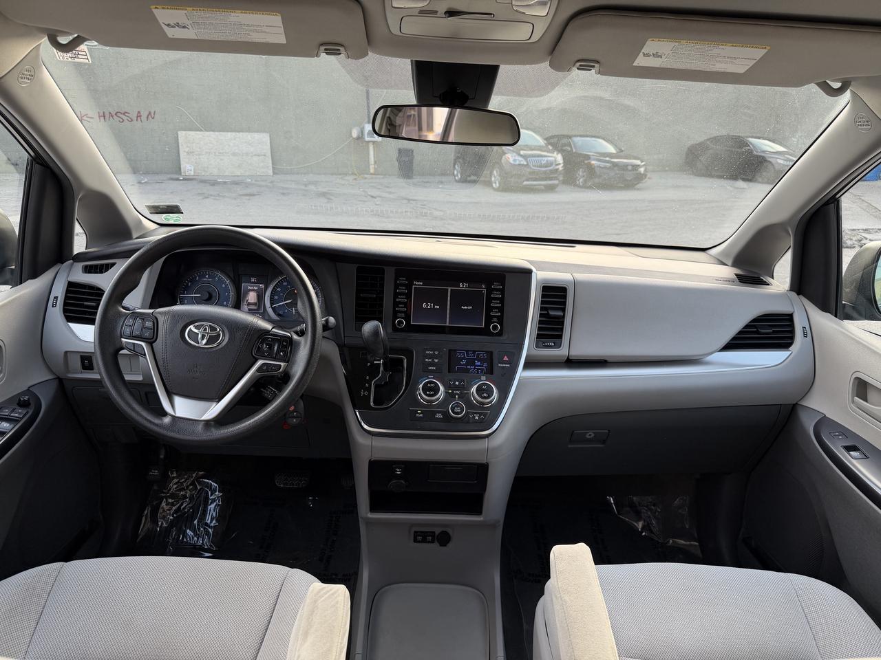 2018 Toyota Sienna 7-Passenger FWD Photo