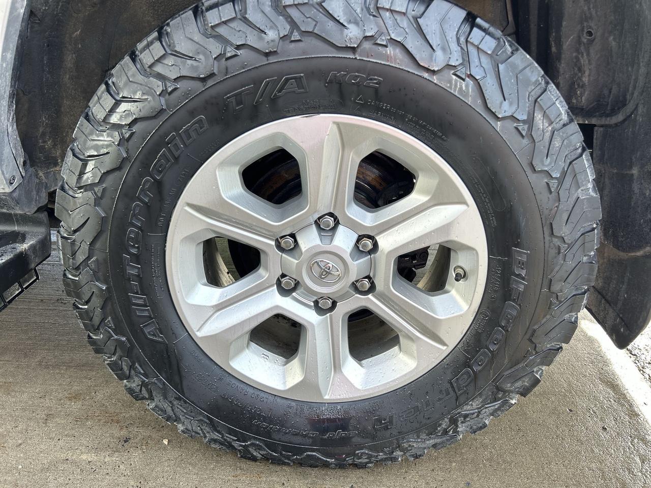 2020 Toyota 4Runner 4X4 | HTD LEATHER | SUNROOF | CARPLAY | ALLOYS Photo3