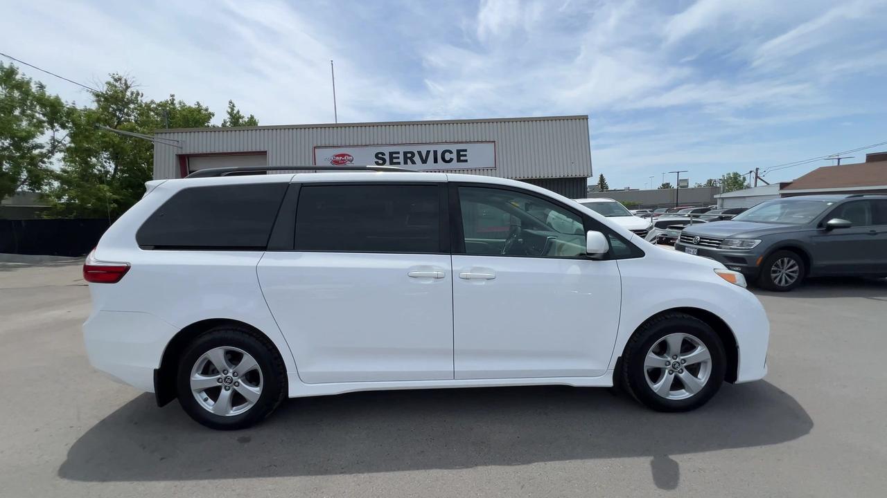 2018 Toyota Sienna LE | 7-PASS | HTD SEATS | CARPLAY | ALLOYS | A/C Photo