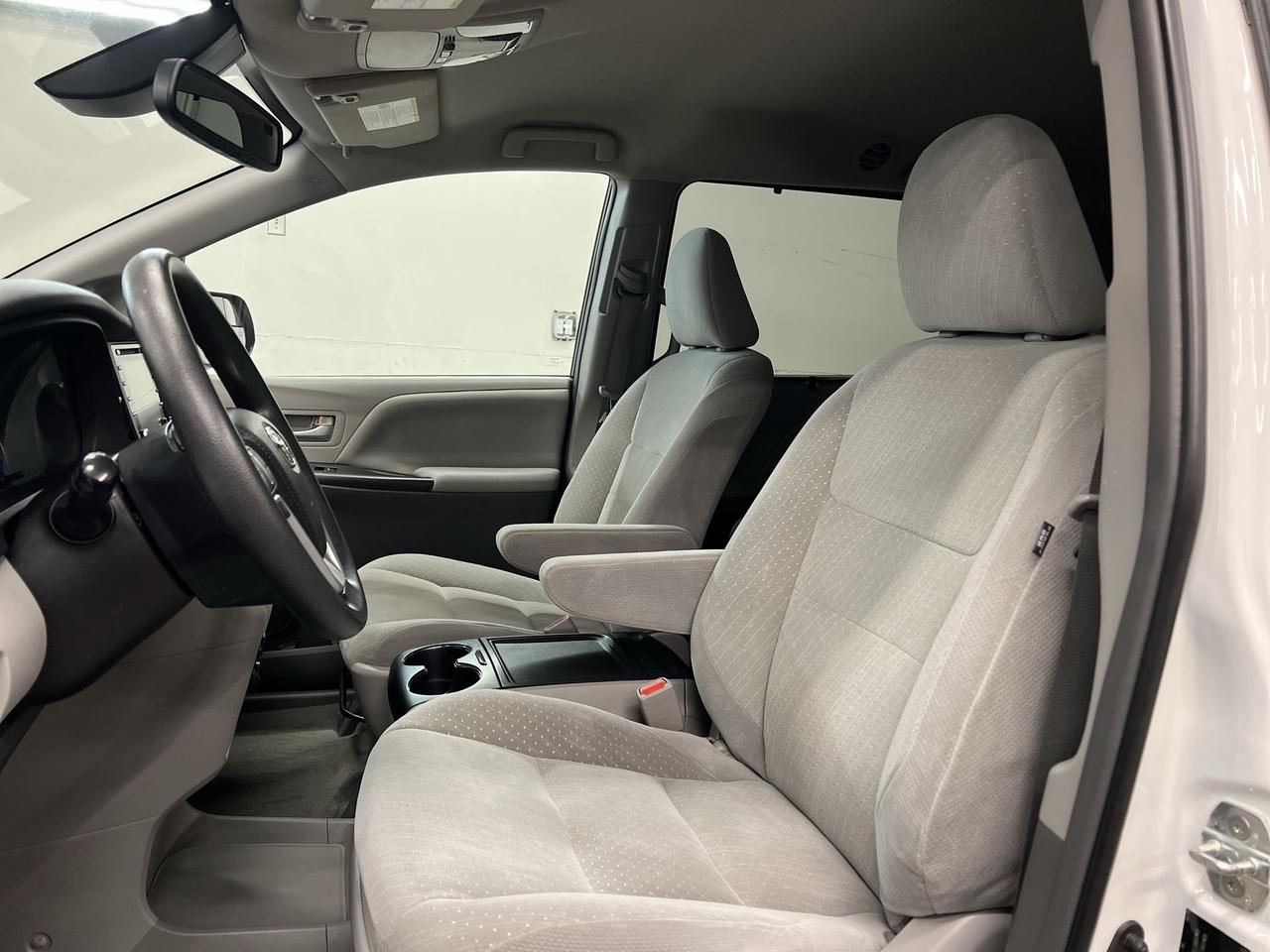 2018 Toyota Sienna LE | 7-PASS | HTD SEATS | CARPLAY | ALLOYS | A/C Photo