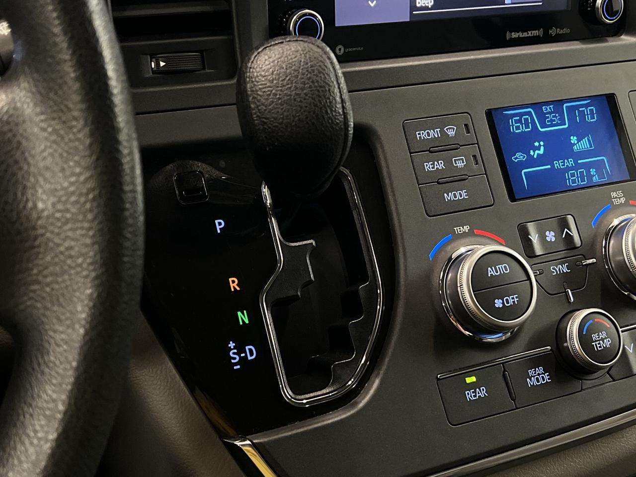 2018 Toyota Sienna LE | 7-PASS | HTD SEATS | CARPLAY | ALLOYS | A/C Photo