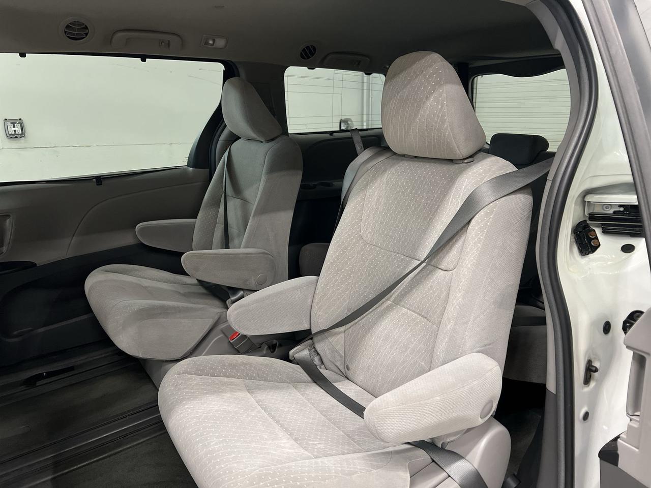 2018 Toyota Sienna LE | 7-PASS | HTD SEATS | CARPLAY | ALLOYS | A/C Photo