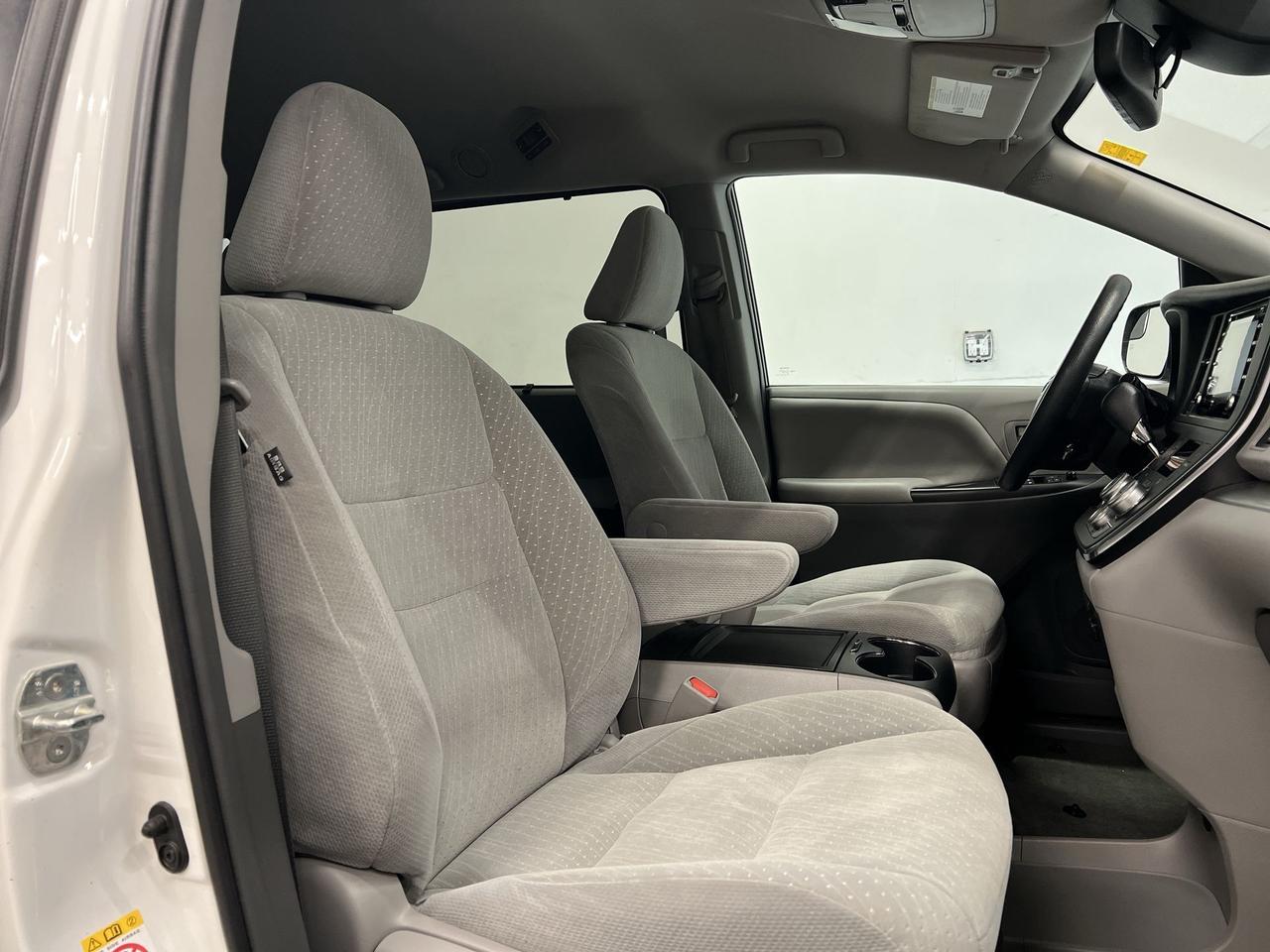 2018 Toyota Sienna LE | 7-PASS | HTD SEATS | CARPLAY | ALLOYS | A/C Photo