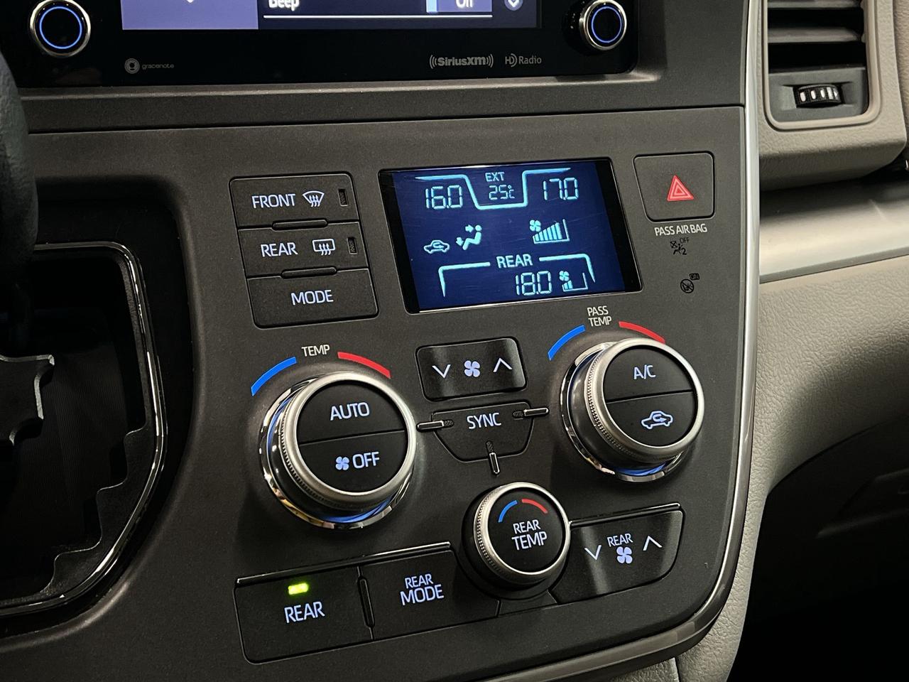 2018 Toyota Sienna LE | 7-PASS | HTD SEATS | CARPLAY | ALLOYS | A/C Photo